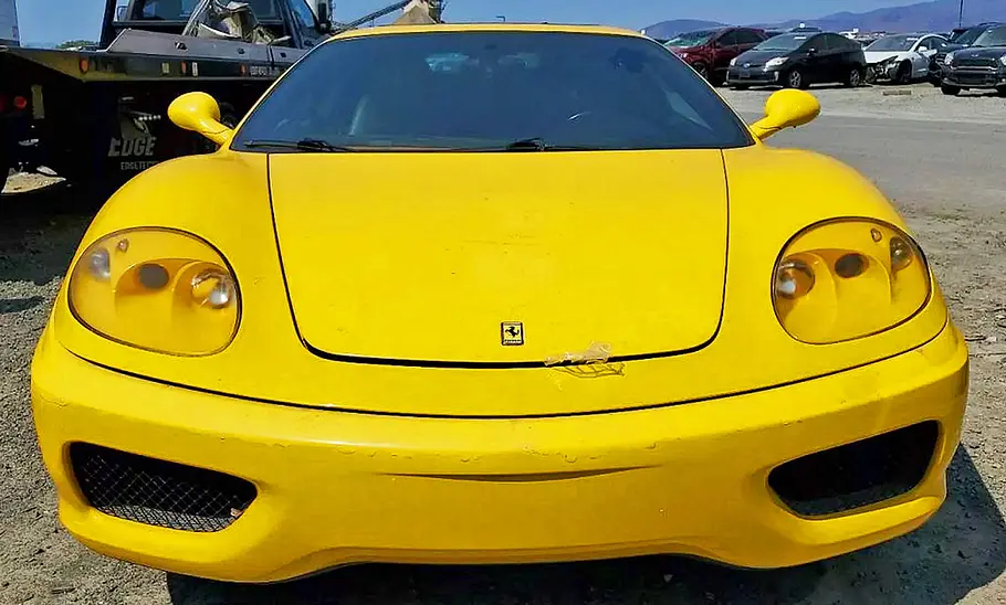 Die Ferrari 360 Stretch-Limo stehend von vorne.
