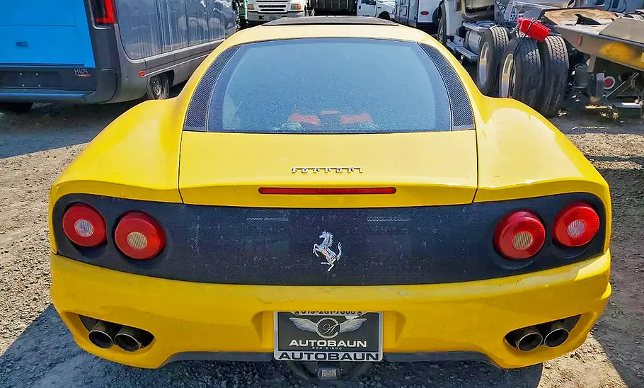 Die Ferrari 360 Stretch-Limo stehend von hinten.