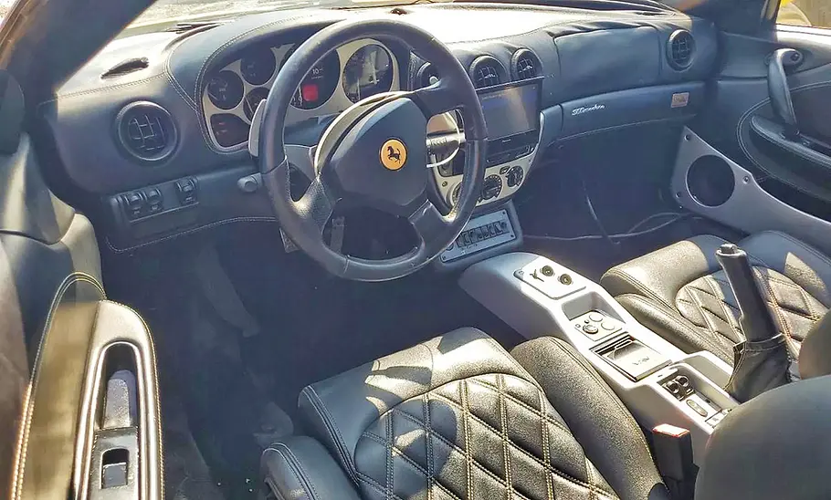 Das Cockpit der Ferrari 360 Stretch-Limo.
