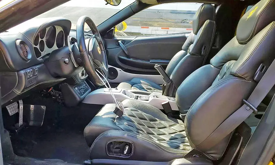 Die Vordersitze der Ferrari 360 Stretch-Limo.