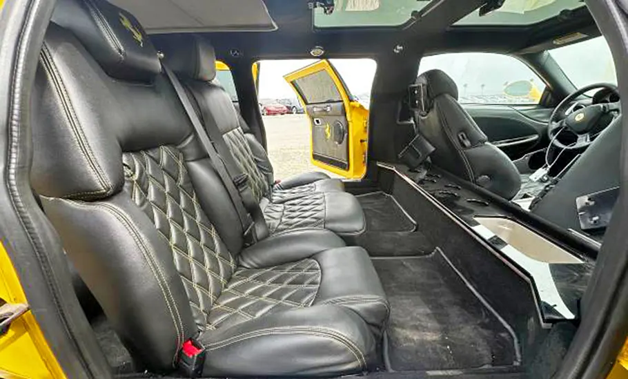 Die Rücksitze der Ferrari 360 Stretch-Limo.