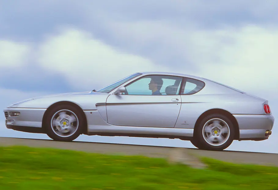 Ferrari 456 GT Der Ferrari 456 GT fahrend von der Seite fotografiert.