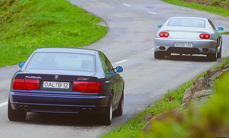 Alpina B12 5.7 Coupé/Ferrari 456 GT Der Alpina B12 5.7 Coupé und Ferrari 456 GT fahrend von schräg hinten fotografiert.
