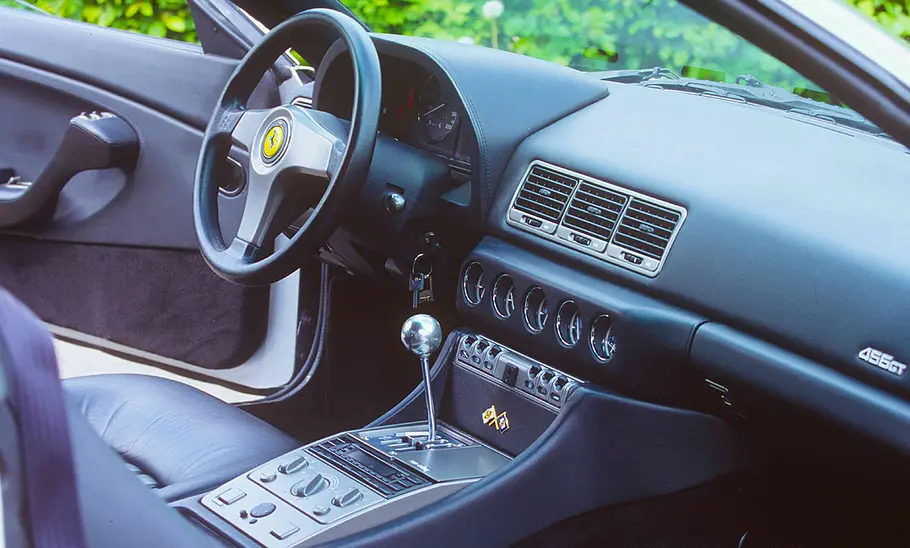 Ferrari 456 GT Das Cockpit des Ferrari 456 GT.