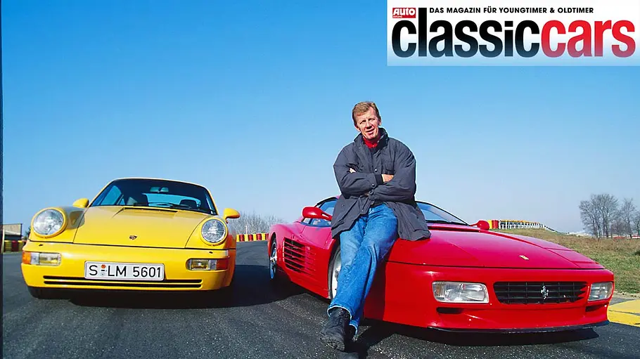 Porsche 911 Turbo und Ferrari 512 TR mit Walter Röhrl sitzend auf dem Ferrari.