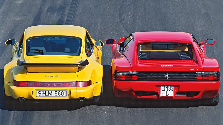 Porsche 911 Turbo 3.6 und Ferrari 512 TR stehend von hinten.