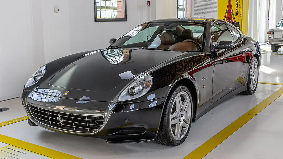 Ferrari 612 Scaglietti, fotografiert von schräg vorne.