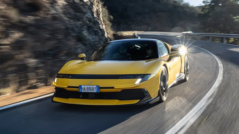 Der Ferrari 849 Testarossa fahrend von schräg vorne fotografiert.