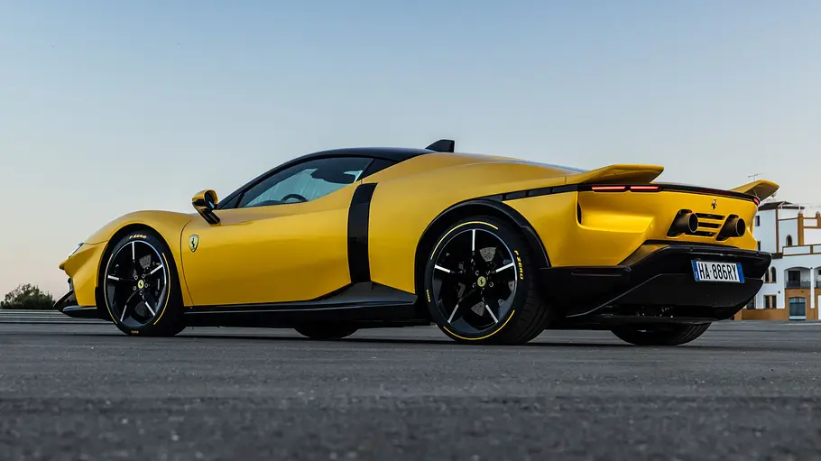 Der Ferrari 849 Testarossa stehend von schräg hinten fotografiert.