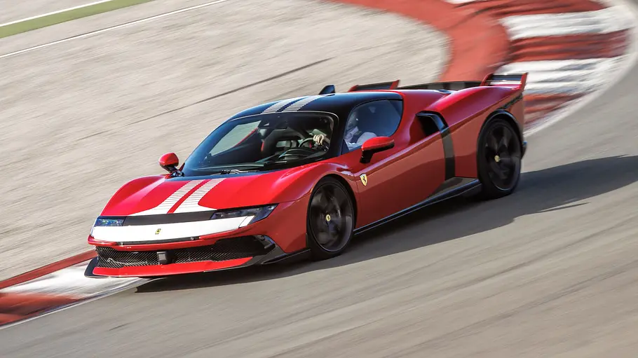 Der Ferrari 849 Testarossa fahrend von schräg vorne fotografiert.