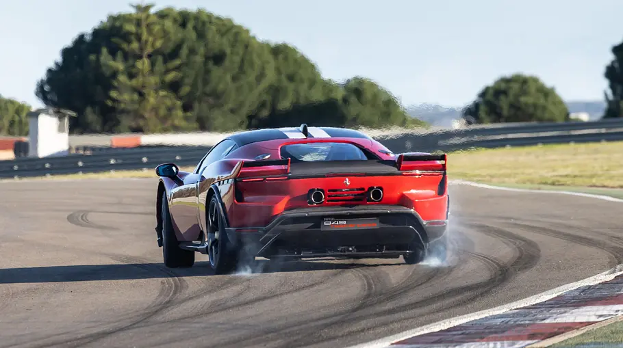 Der Ferrari 849 Testarossa driftend von hinten fotografiert.