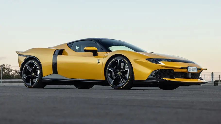 Der Ferrari 849 Testarossa stehend von schräg vorne fotografiert.