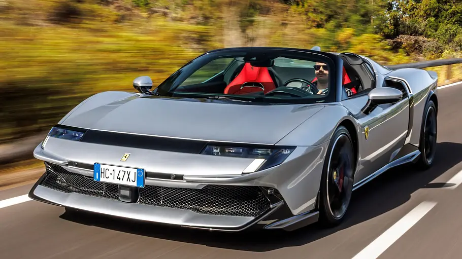 Ferrari 849 Testarossa Spider Ferrari 849 Testarossa Spider fahrend von schräg vorne fotografiert.