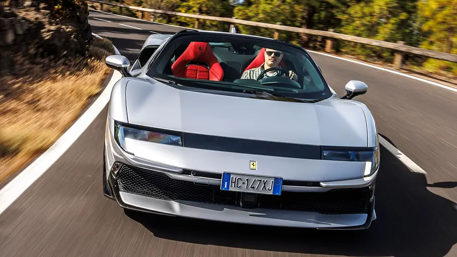 Ferrari 849 Testarossa Spider Ferrari 849 Testarossa Spider fahrend von vorne fotografiert.