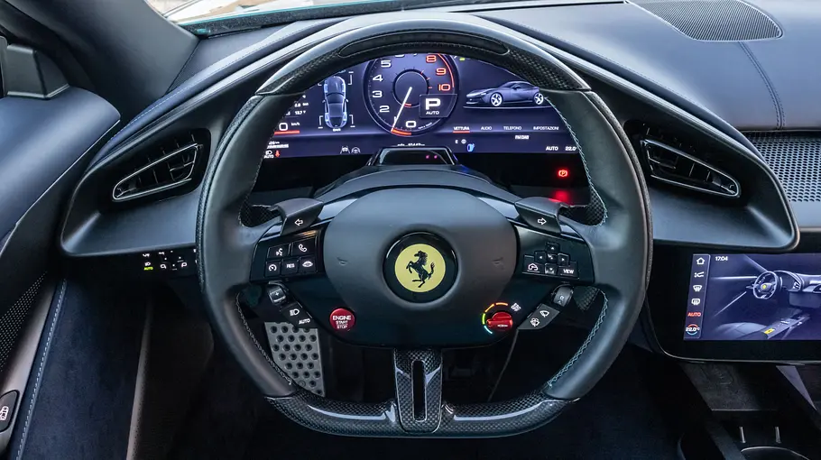 Das Carbonlenkrad des Ferrari Amalfi mit physischen Tasten und traditionellem Startknopf, ohne Touch-Bedienelemente.