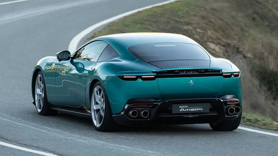 Ferrari Amalfi in Kurvenfahrt, MagneRide-Fahrwerk und direkte Lenkung sorgen für präzises, kontrolliertes Fahrverhalten.