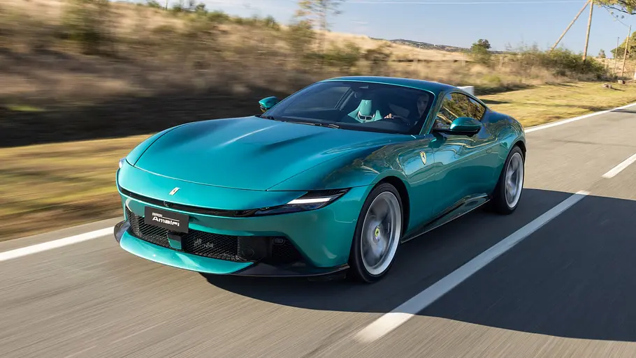 Ferrari Amalfi auf der Landstraße, der Komfort und typische Sportwageneigenschaften vereint.