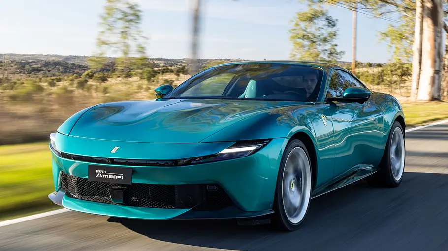 Ferrari Amalfi in der Lackfarbe Verde Costiera, inspiriert von den Lichtreflexionen des Meeres an der Amalfiküste.