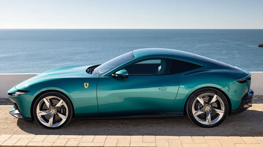 Ferrari Amalfi in Seitenansicht, sportliche Coupé-Silhouette.
