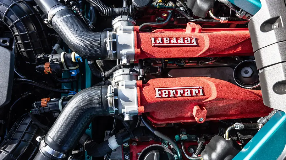 Motorraum des Ferrari Amalfi mit 3,9‑Liter V8-Biturbomotor, 640 PS und 760 Nm, Antrieb direkt auf die Hinterachse.