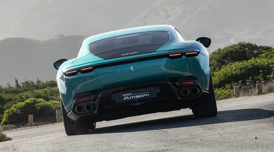Heckansicht des Ferrari Amalfi mit schlanken Rückleuchten und neu gestaltetem Diffusor.