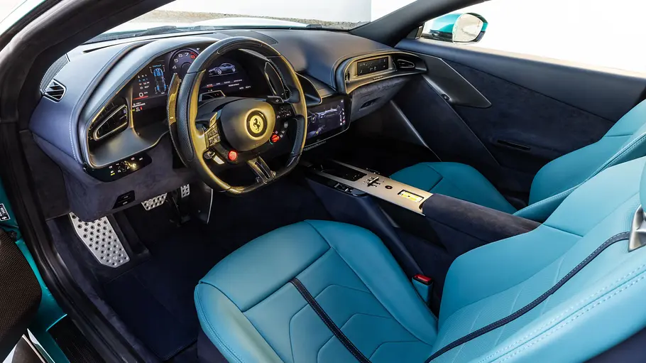 Innenansicht des Ferrari Amalfi mit optionalen Komfortsitzen in Wagenfarbe.