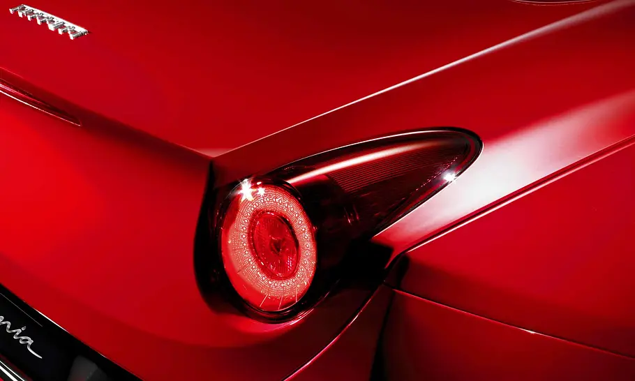 Der Ferrari California mit oben angebrachten Heckleuchten