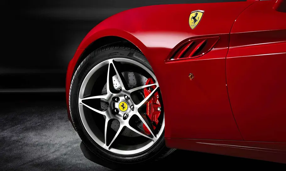 Luftauslässe hinter der Vorderachse des Ferrari California