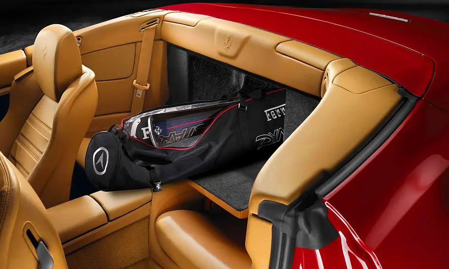Die Rückbank des Ferrari California kann bei Bedarf umgeklappt werden