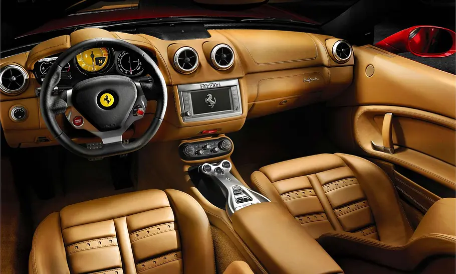 Das Interieur des Ferrari California mit einer futuristsichen Mittelkonsole