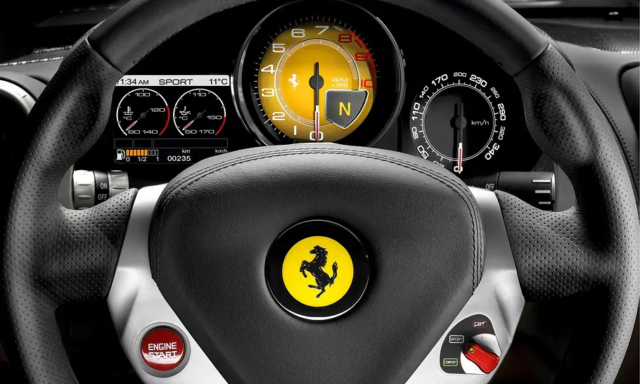 Typische Leder-und Aluminium-Austattung im Ferrari California