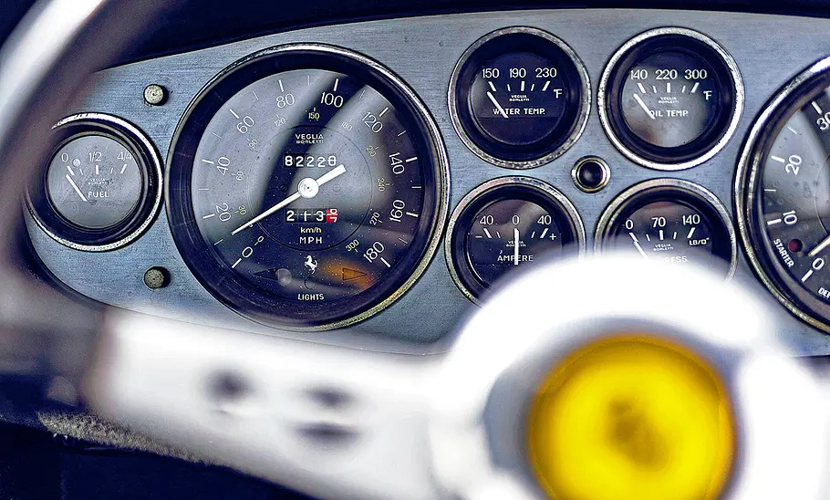 Die Instrumente des Ferrari 365 GTB/4 Daytona.