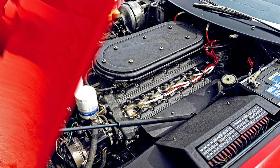 Der Motor des Ferrari 365 GTB/4 Daytona.