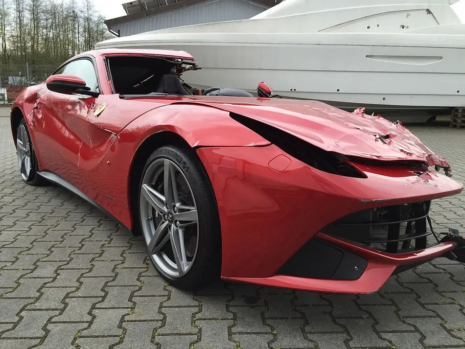 Gecrashter Ferrari F12: Verkauf Gecrashter Ferrari F12: Verkauf
