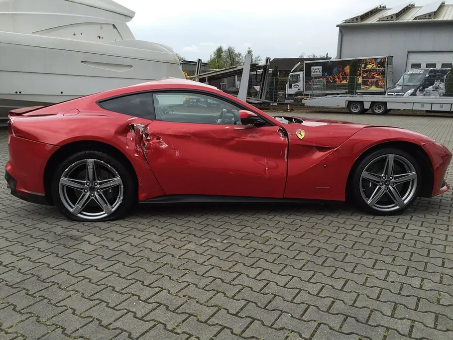 Gecrashter Ferrari F12: Verkauf Gecrashter Ferrari F12: Verkauf