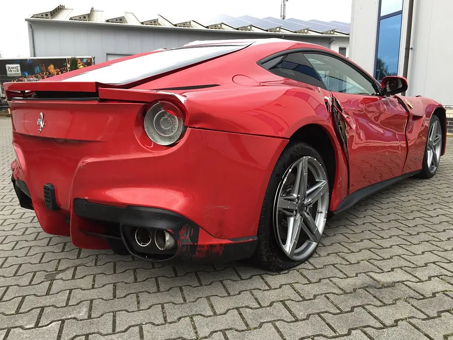 Gecrashter Ferrari F12: Verkauf Gecrashter Ferrari F12: Verkauf