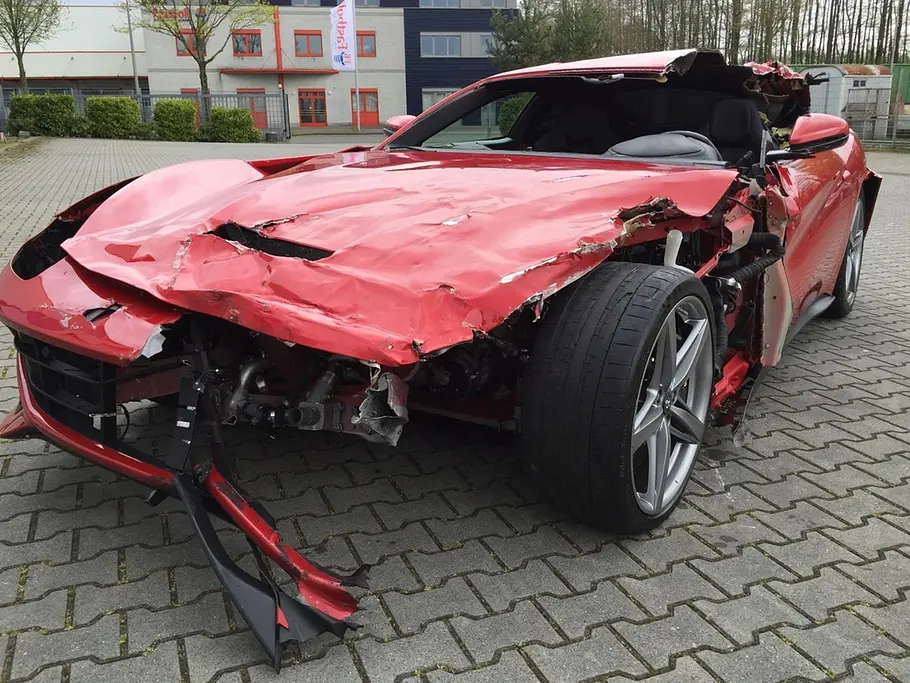 Gecrashter Ferrari F12: Verkauf Gecrashter Ferrari F12: Verkauf