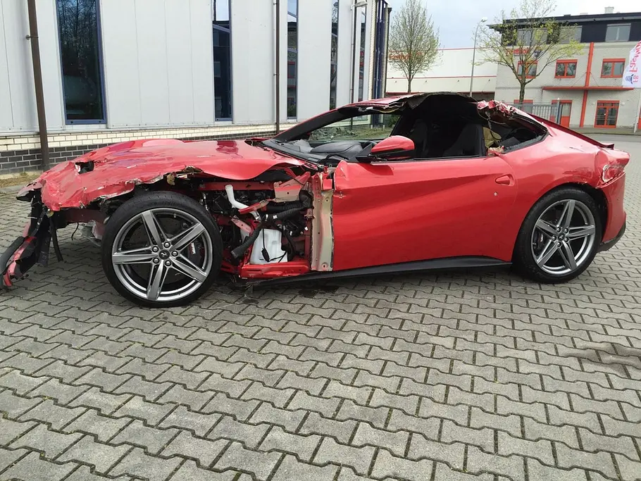 Gecrashter Ferrari F12: Verkauf Gecrashter Ferrari F12: Verkauf