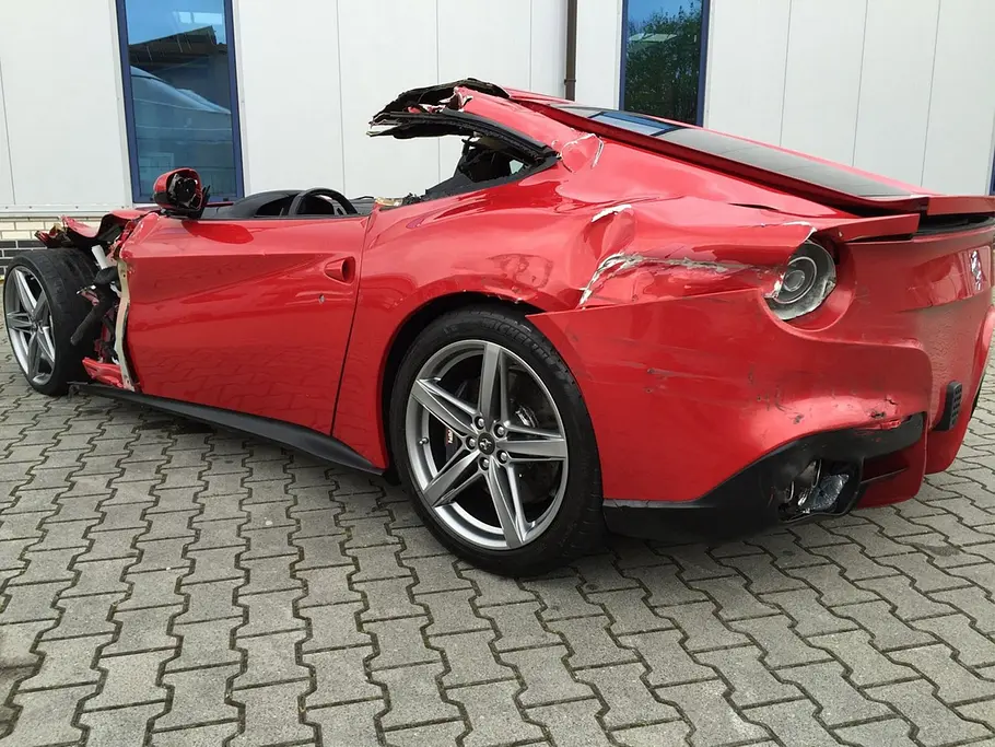 Gecrashter Ferrari F12: Verkauf Gecrashter Ferrari F12: Verkauf