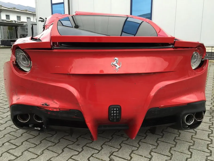 Gecrashter Ferrari F12: Verkauf Gecrashter Ferrari F12: Verkauf