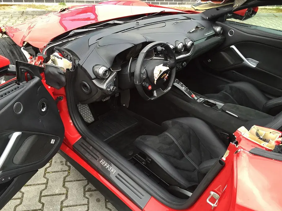 Gecrashter Ferrari F12: Verkauf Gecrashter Ferrari F12: Verkauf