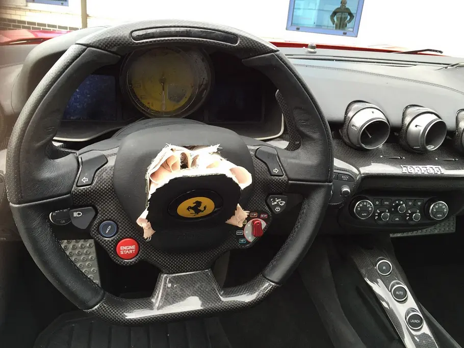 Gecrashter Ferrari F12: Verkauf Gecrashter Ferrari F12: Verkauf