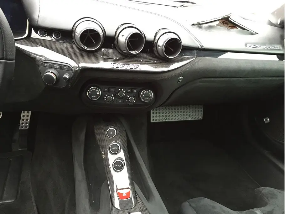 Gecrashter Ferrari F12: Verkauf Gecrashter Ferrari F12: Verkauf