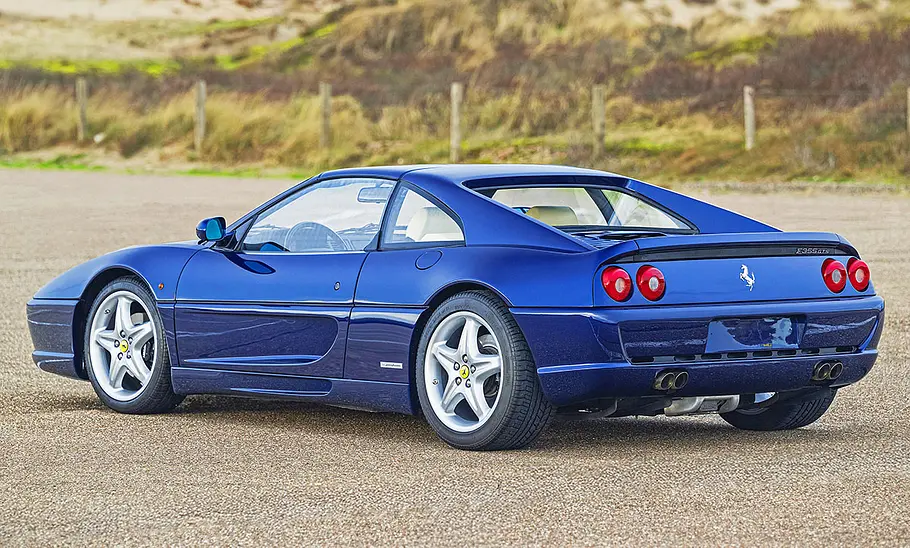Ferrari F355 GTS Der Ferrari F355 GTS stehend von schräg hinten.