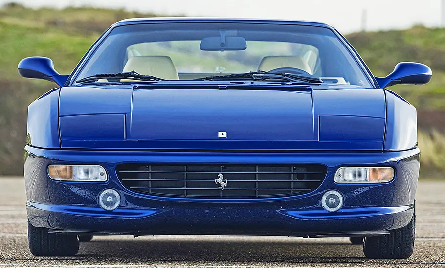 Ferrari F355 GTS Der Ferrari F355 GTS stehend von vorne.