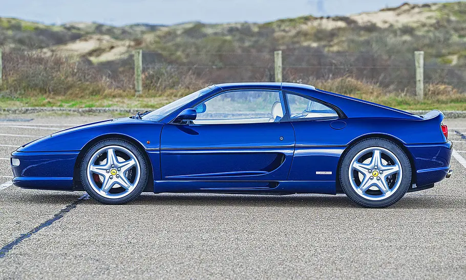Ferrari F355 GTS Der Ferrari F355 GTS stehend seitlich.