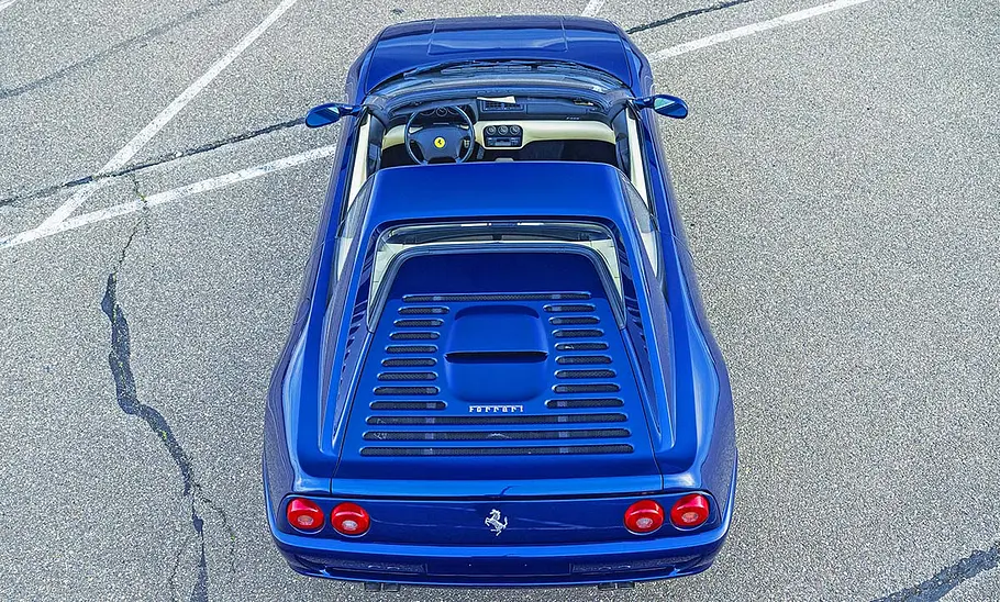 Ferrari F355 GTS Der Ferrari F355 GTS stehend von hinten.