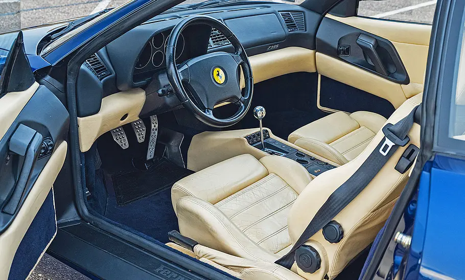 Das Cockpit des Ferrari F355 GTS.