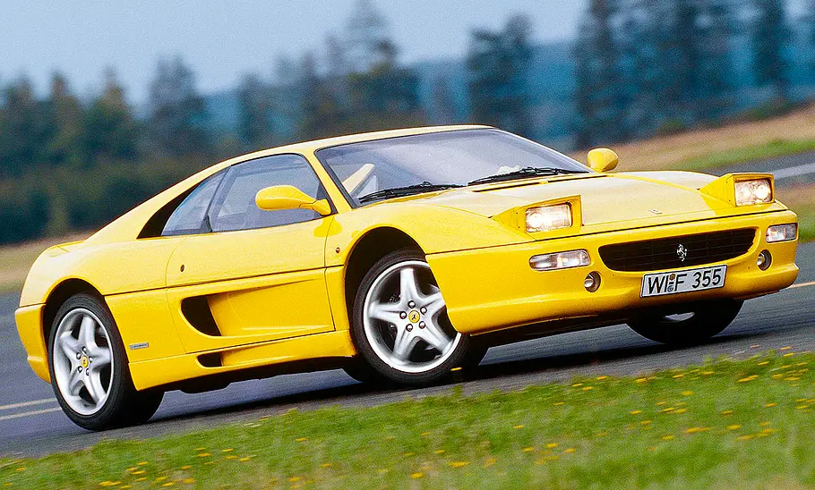 Der Ferrari F355 fahrend von der Seite fotografiert.