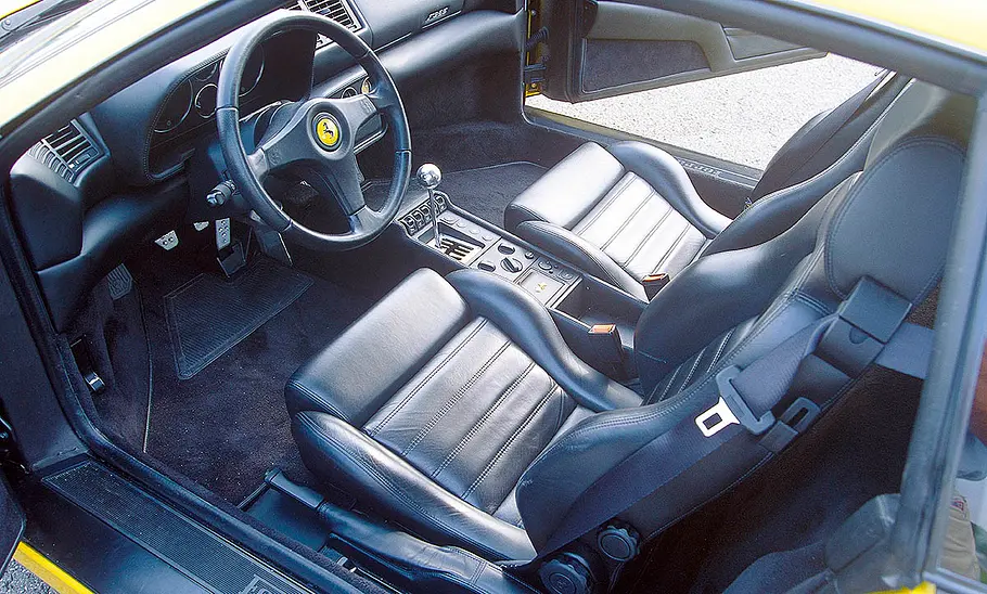 Das Cockpit des Ferrari F355.